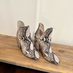 STEVE MADDEN ROOKIE NATURAL snake print ankle bootie